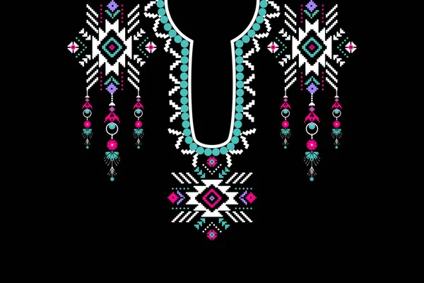 Siyah arkaplanda geleneksel Afrika kabilesinin çiçek desenli kolye deseni. Soyut vektör desenli nakış. Doku, kumaş, giysi ve moda kadınları için tasarım..