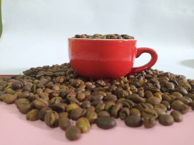 seen from the front of the roasted coffee and the red glass