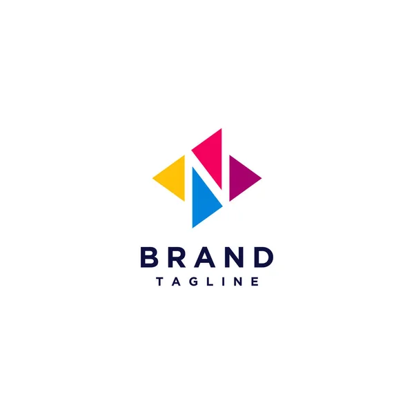 Brev Mellan Färgglada Trianglar Minimalistisk Logotyp Design Fyra Färgglada Trianglar — Stock vektor