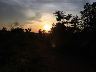 Gün batımında gölgeli doğal manzara