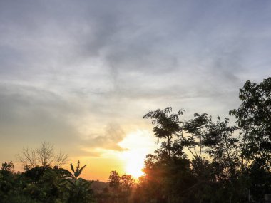 Gün batımında gölgeli doğal manzara