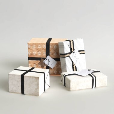 Beyaz arka planda izole edilmiş bir çok hediye kutusunun 3D çizimi