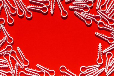  Kırmızı arka plan, beyaz detaylar, doku. Kırmızı yüzey, bölge, kenar. Renkli arka plan. Boşluğu kopyala