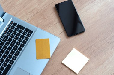 Bilgisayar, kartlar, akıllı telefon, notlar. İnternet üzerinden konsept alışverişi, internet satışları. İnternetten alışveriş yapmak. Boşluğu kopyala