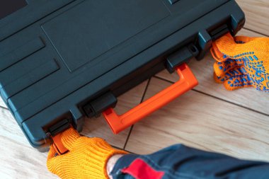 Davalı kişi. Alet kutusunda usta. Yaklaş. İşçi vitesi konsepti