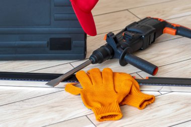 Çalışan aletler. Döner çekiç, alet çantası, köpük seviyesi, eldivenler. İşçi vitesi konsepti