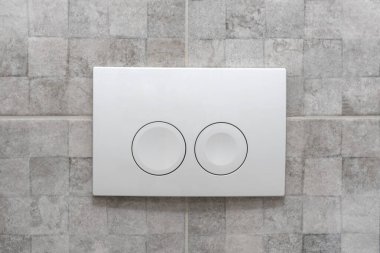 Modern tuvalet düğmesi. Tuvaletin iki ayrı düğmesi var. Modern tuvalet tasarımı