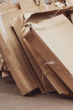 Kâğıt yığınları. Dağınık karton paketler. Kağıttan bir sürü çöp. Kartondaki kullanılmış kutular. Kullanılmış kutular boş