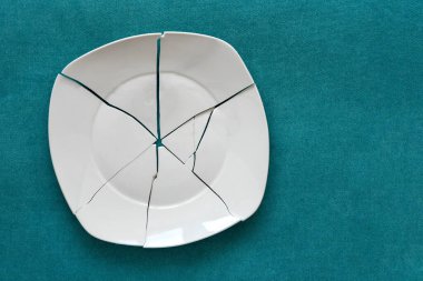 Kırık tabak. Beyaz parçalar, parçalanmış bir tabağın kıymıkları