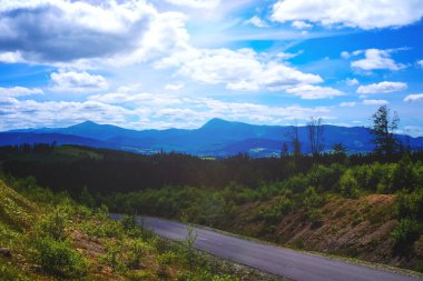  Güzel bir manzara, dağların manzarası, bir p ile dağ yolu.