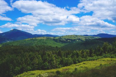  Güzel manzara, dağlar, dağlar, bulutlar.