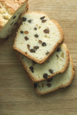 Lezzetli kurutulmuş meyveli pasta dilimi. Kurutulmuş meyveli kek. yakın plan.