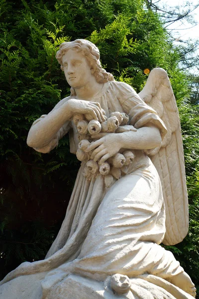 Skulptur Einer Frau Auf Einem Friedhof Statuen Bilder — Stockfoto