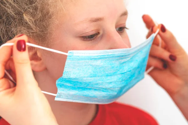 Chica Con Máscara Protectora Máscara Médica Cerca Concepto Protección Enfermedades — Foto de Stock