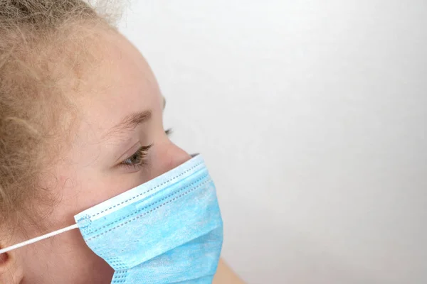 Chica Con Máscara Protectora Máscara Médica Cerca Concepto Protección Enfermedades — Foto de Stock