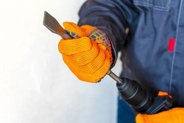 Primer Plano Las Manos Los Guantes Protectores Taladro Martillo Instalación — Foto de Stock