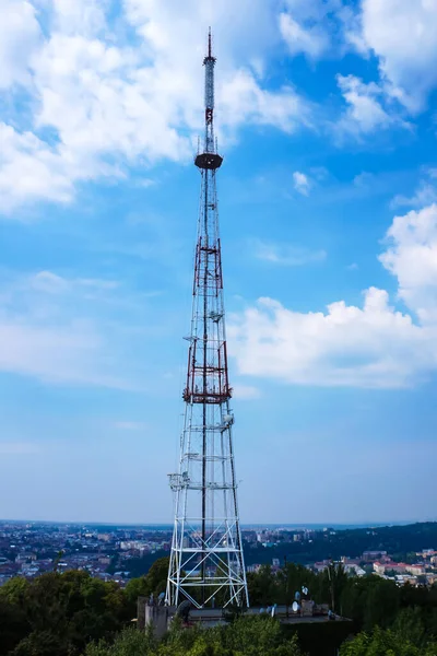 Televizyon kulesi. Televizyon örgüsü çelik inşaat. Tekrarlayıcı