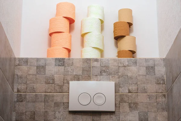 Tuvalet Kağıtları Tuvalet Düğmesi Renkli Rulo Sıra Sıra Tuvalet Bobinleri — Stok fotoğraf