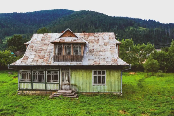 Старый Заброшенный Дом Лугу Старинный Деревянный Корпус — стоковое фото
