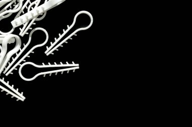 Siyah, siyah, karamsarlık, zencilik, siyah arka plan, beyaz detaylar, doku. Yüzey, alan, taraf. Soyut görüntü. Koyu arkaplanda beyaz nesne. Uzayı kopyala 