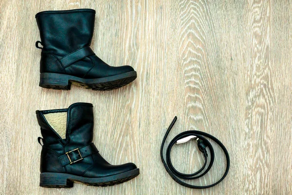 Deux Bottes Ceinture Cuir Noir Pour Femme Sur Fond Gris — Photo