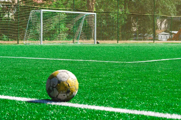 在绿地上的球 在足球场后面的球 特写镜头 — 图库照片