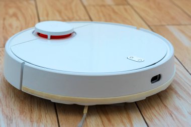 Beyaz robot elektrikli süpürge. Çöp konteyneri. yakın plan