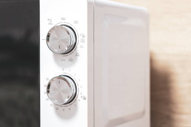  Mikrodalga fırın kullanıyorum. Güç regülatörü, sıcaklık kontrolü. Mikrodalga fırın. Mikrodalgayı aç. Yakın plan.. 