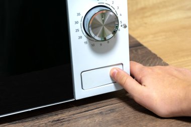  El düğmeye basar. Mikrodalgayı açıyorum. Mikrodalga fırın kullanılıyor. 