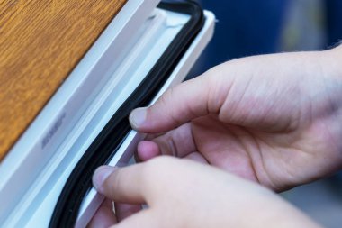 Eller kauçuk şerit uyguluyor. Mühürlemenin geliştirilmesi, ses yalıtımı, pencere ve kapıların termal yalıtımı. Pencere çerçevesini profesyonelce mühürlemek. Plastik bir pencerede plastik yalıtım.