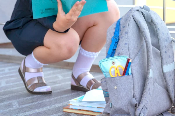 女子高生バックパック 概念学校の日 学校に戻る バックパック付きの制服を着た女の子 学習者 学生は本やノートを持っています — ストック写真