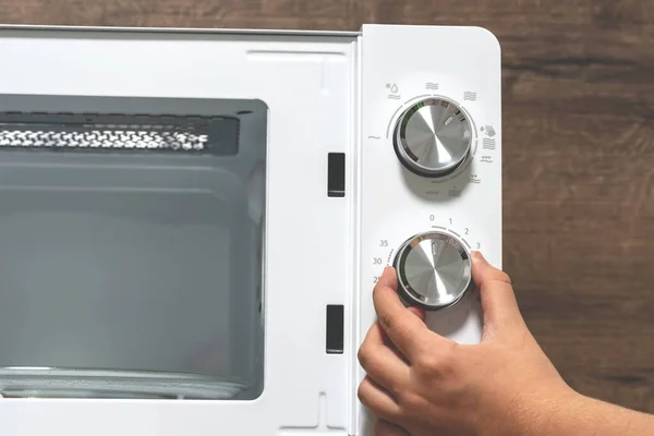 Pomocí Trouby Girl Adjusting Temperature Microwave Oven Using Mikrovlnné Trouby — Stock fotografie