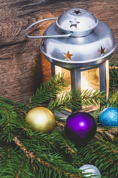 スプルースの枝を持つクリスマスの背景 ろうそくの灯ろう クリスマスボールや飾り クローズアップ — ストック写真