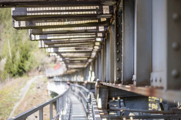 Stillgelegte Eisenbahngleise Und Stahlbrücke — Stockfoto