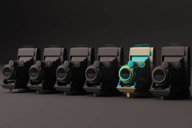 Siyah bir arka planda siyah vintage kamerayla çevrili renkli bir vintage kamera..