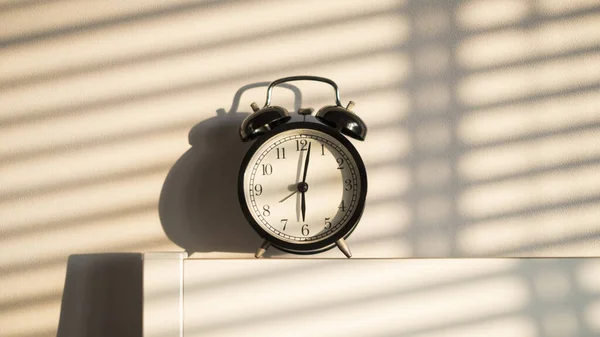 Hermoso Reloj Despertador Retro Negro Cabecera Cama Con Pared Blanca —  Fotos de Stock