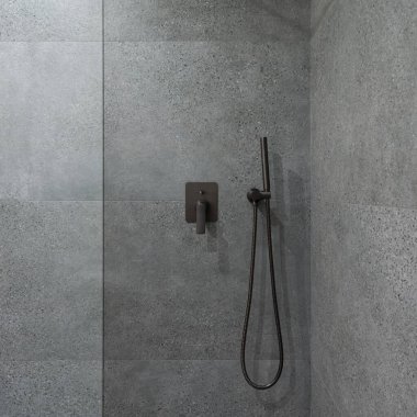 Gri granit fayanslı zarif duş alanı ve modern siyah musluk.
