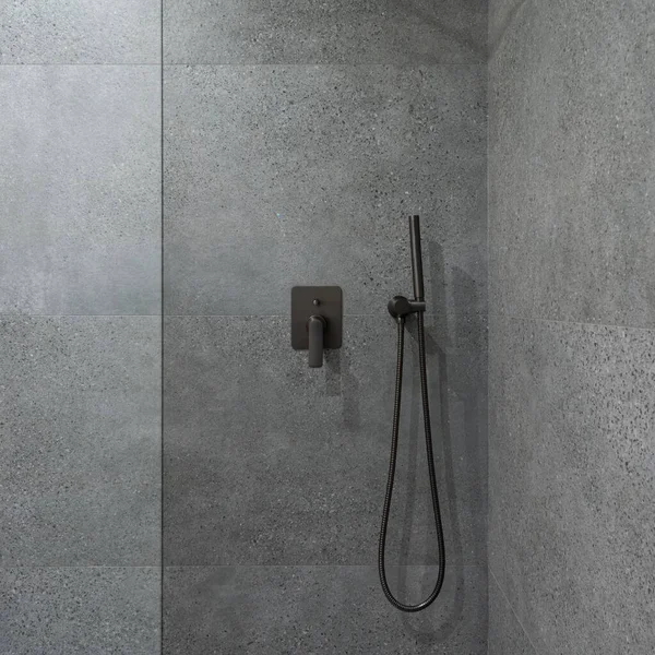 Gri granit fayanslı zarif duş alanı ve modern siyah musluk.