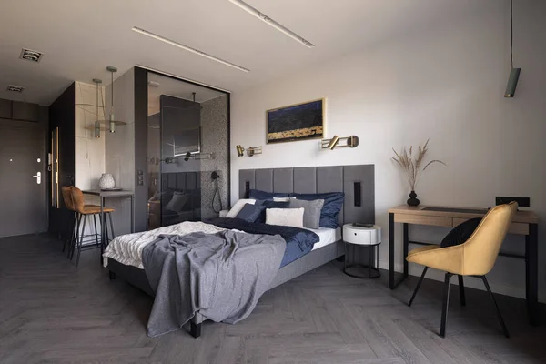 Modern Open Studio Appartement Met Groot Gezellig Bed Douche Achter — Stockfoto