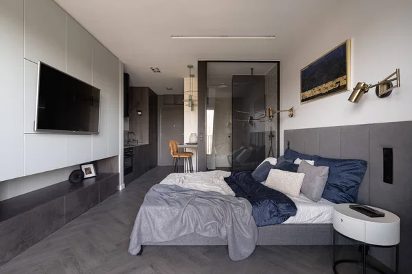 Μοντέρνο Και Κομψό Μικρό Ενιαίο Διαμέρισμα Μεγάλο Άνετο Κρεβάτι Και — Φωτογραφία Αρχείου