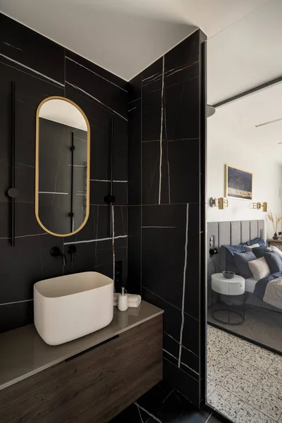 Elegante Baño Con Azulejos Negros Pared Cristal Lado Del Dormitorio —  Fotos de Stock