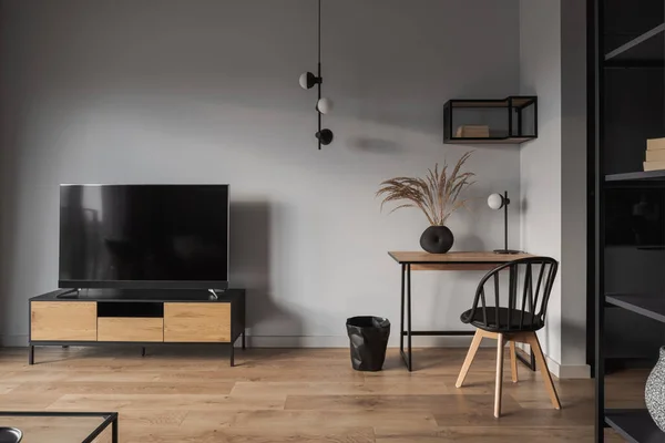 Kleiner Holztisch Mit Stilvoller Dekoration Und Stuhl Neben Fernseher Auf — Stockfoto