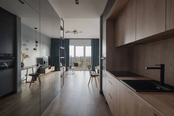 Moderní Dřevěná Kuchyň Zrcadlová Stěna Malém Stylovém Apartmánu Otevřený Plán — Stock fotografie