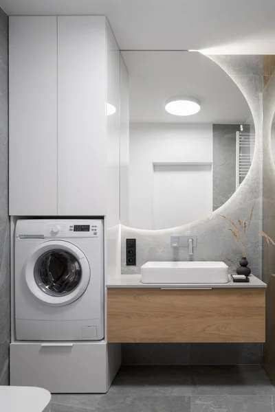 现代化 功能齐全的带有大圆形镜子和洗衣机的浴室 — 图库照片
