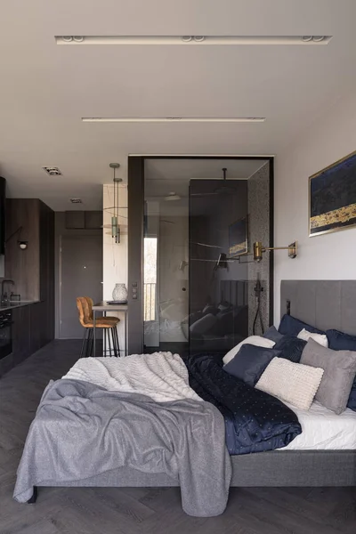 Dormitorio Con Acogedora Cama Abierta Cocina Con Mesa Moderno Apartamento — Foto de Stock