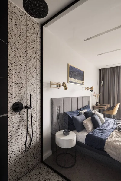 Douche Moderne Avec Tuiles Style Terrazzo Robinet Noir Mur Verre — Photo