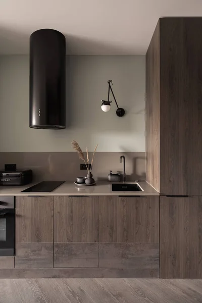 Einfache Und Stilvolle Küche Mit Holzmöbeln Und Fußboden Und Schwarzen — Stockfoto