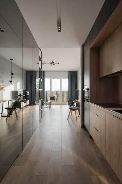 Litet Och Funktionellt Kök Med Trämöbler Lägenhetskorridor Med Modern Spegelvägg — Stockfoto