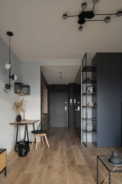 Stilvolles Studio Apartment Interieur Mit Dekorativer Beleuchtung Holzboden Und Schreibtisch — Stockfoto