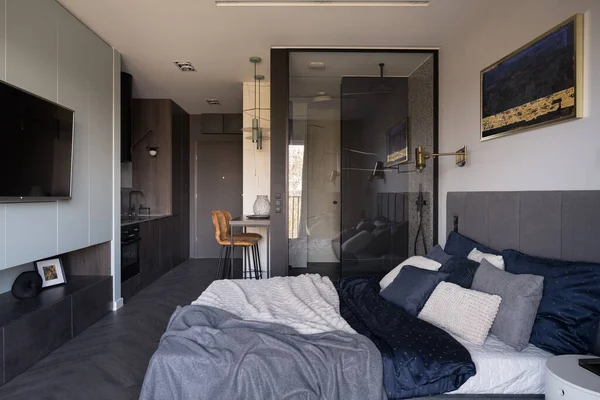 Modern Stijlvol Studio Appartement Met Open Slaapkamer Badkamer Achter Glazen — Stockfoto